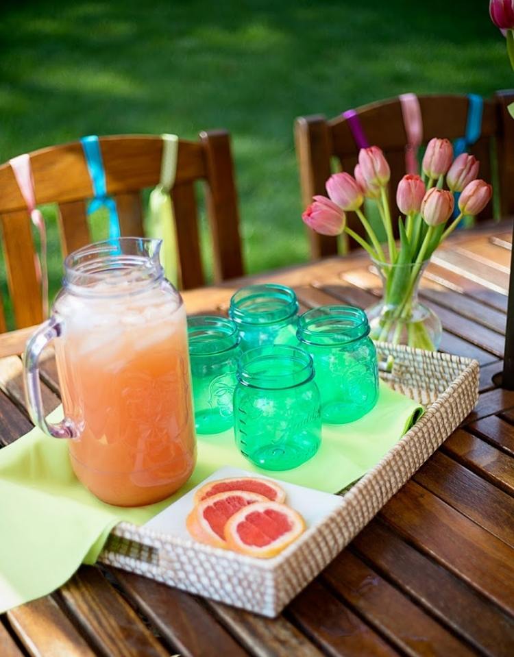 partydekoration-fruhling-garten-outdoor-tablett-selbstgemachte-smoothies-limonade-tulpen-vase