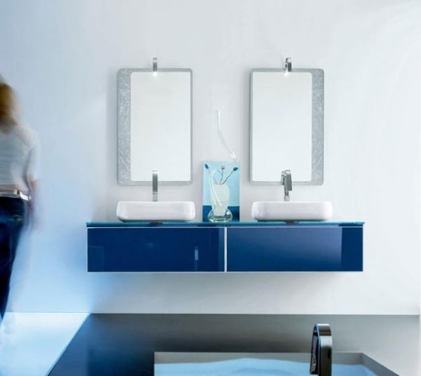 strahlend blaue hochglanz unterschränke badezimmer spiegel