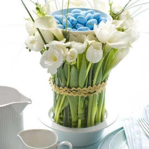tischdeko-zu-ostern-blumen-arrangement-weiß-blau