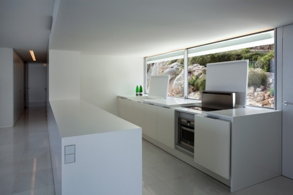 weiße küche minimalismus eingebaute küchengeräte