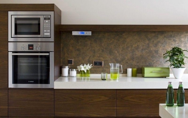 weiße küchenarbeitsplatte holzfronten küchenrückwand