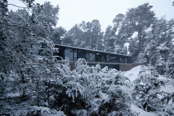 winterhaus im wald argentinien fassade