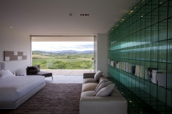 wochenendhaus design im minimalistischen stil glasregal