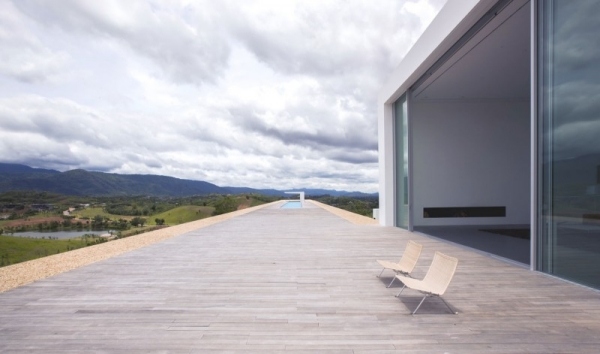 wochenendhaus im minimalistischen stil holzterrasse