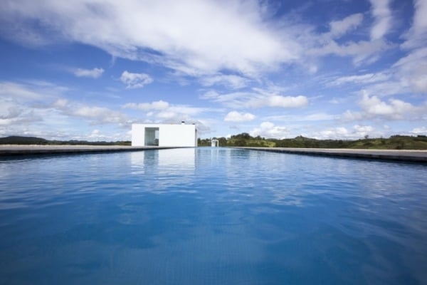 wochenendhaus im minimalistischen stil schwimmbecken
