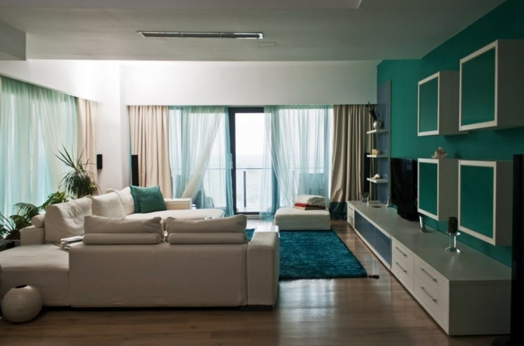 wohntrends 2013 wohnzimmer-tuerkis-akzent-weiss-wohnwand-sofa-teppich