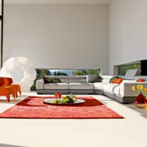 wohnzimmer möbel hellgrau dekokissen couch teppich rot stuehle orange