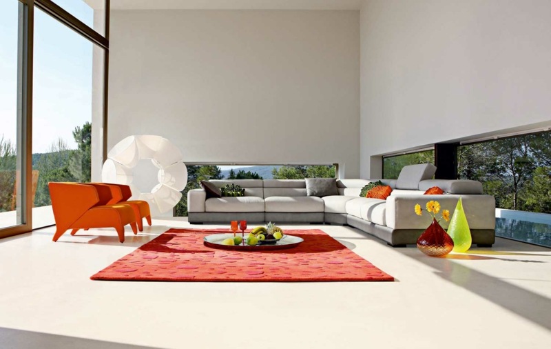 wohnzimmer möbel hellgrau dekokissen couch teppich rot stuehle orange