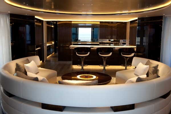 yacht design SATORI rundes weißes sofa bar eingebaute leuchten