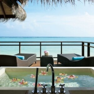 5-sterne-hotel-malediven-badewanne-freien