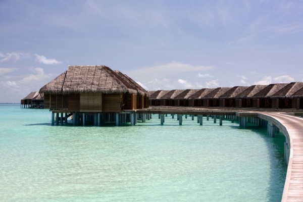 5-sterne-luxushotel malediven auf stelzen glasklares wasser