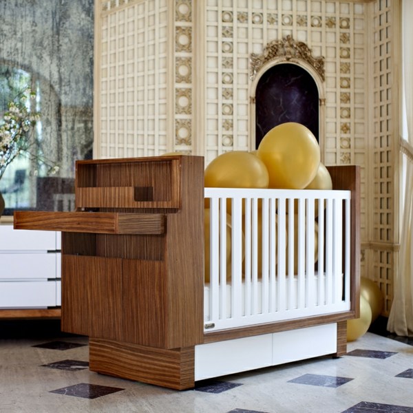 Babybett Wickeltisch in einem Holz Design 