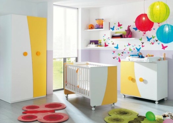 Babyzimmer kreative Wandgestaltung Schmetterlinge