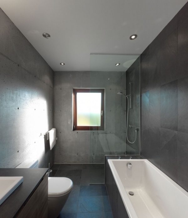 Badezimmer Badewanne-mit Dusche-Fenster-Grau