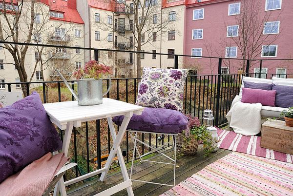 Balkon einrichten Kaffeetisch Stühle lila Kissen Blumenmuster