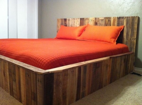 Bett aus Holzpaletten-rote Bettwäsche Schlafzimmer Einrichtung