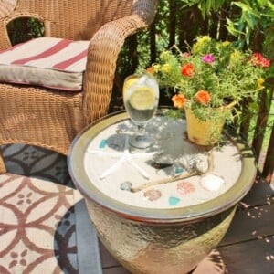 Blumenkübel-in-Beistelltisch-verwandeln-cocktails-garten-trinken