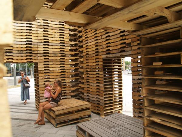 FORÊT II gebaut aus recycelten europaletten kunst installation