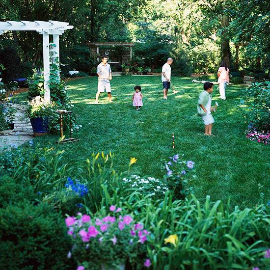 Familienzeit Garten Rasen Spielplatz