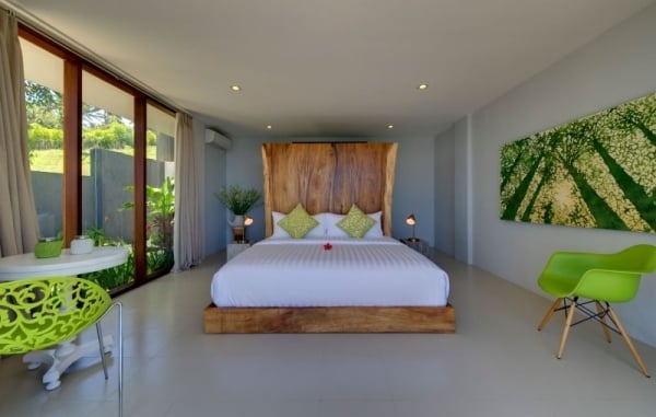 Ferienhaus-Indonesien Holzrahmen Bett-rustikal Lindgrün Akzente