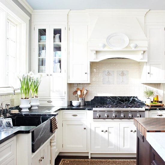 Fliesen Küchenrückwand weiß akzente schwarz marmor