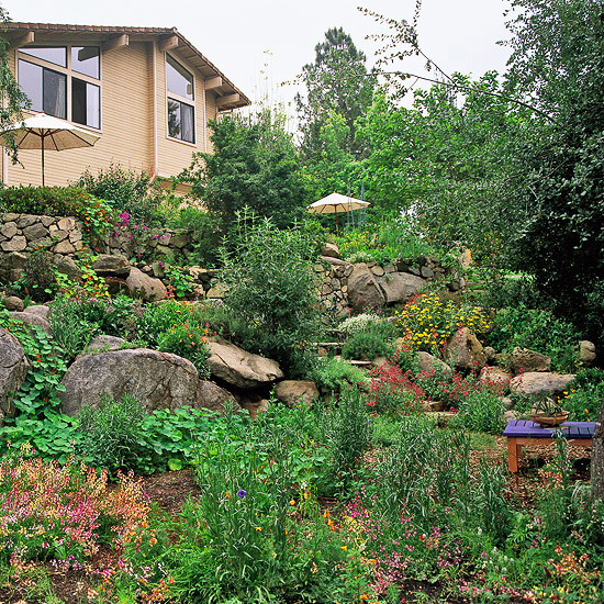 Garten am Hang anlegen Ideen &amp; optimale Lösungen für