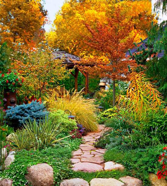 Garten im Herbst-Gartenpfad