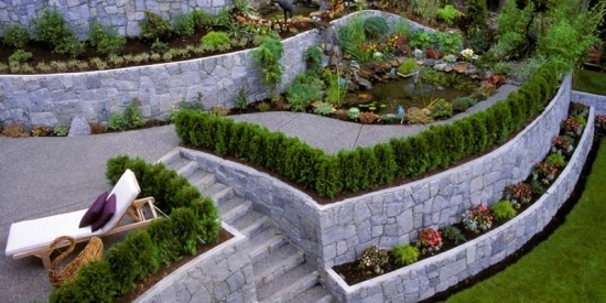Gartenmauern bauen Natustein-sonnige Terrasse