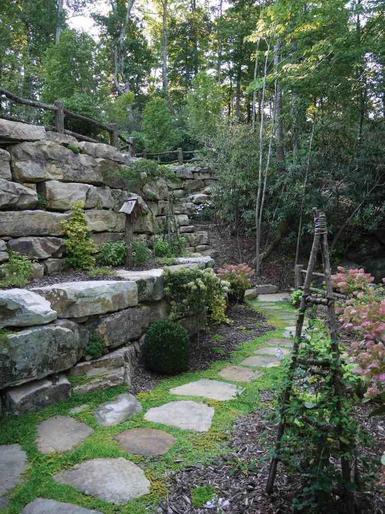 Gartenweg-anlegen-steinplatten-bodendecker-dazwischen