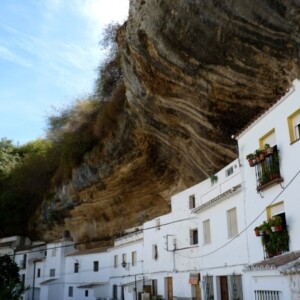 Haus mit Felsdach-Spanien