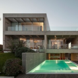 Haus mit Glasfront Flachdach Pool