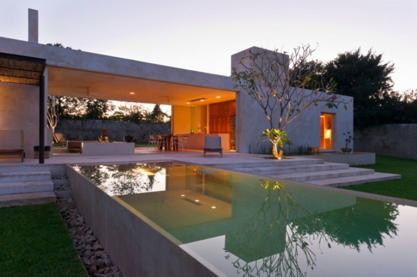 Haus mit Pool Beleuchtung Abend-exotische Bauweise