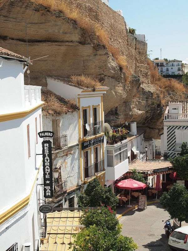 Hineingegrabene Häuser in Fels-Setenil de Las Bodegas Spanien