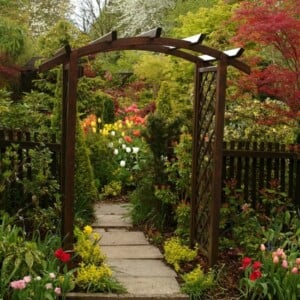 Holz Pergola Blumen Garten Frühling