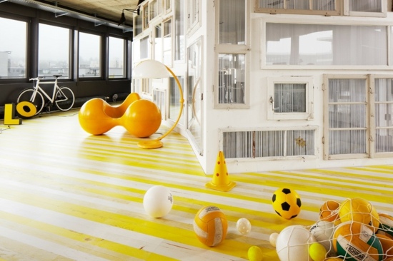 Holzboden Wohnzimmer-gelb-weiß Interieur
