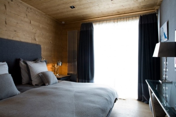 Holzdeckenverkleidung dunkle-Vorhänge Schlafzimmer Design