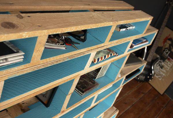 Holzpaletten Möbel-Regalsystem montieren