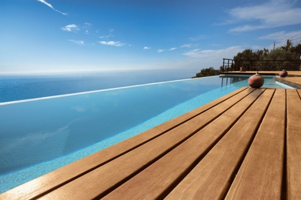Schwimmbecken Holz Terrasse luxuriöser Bodenbelag