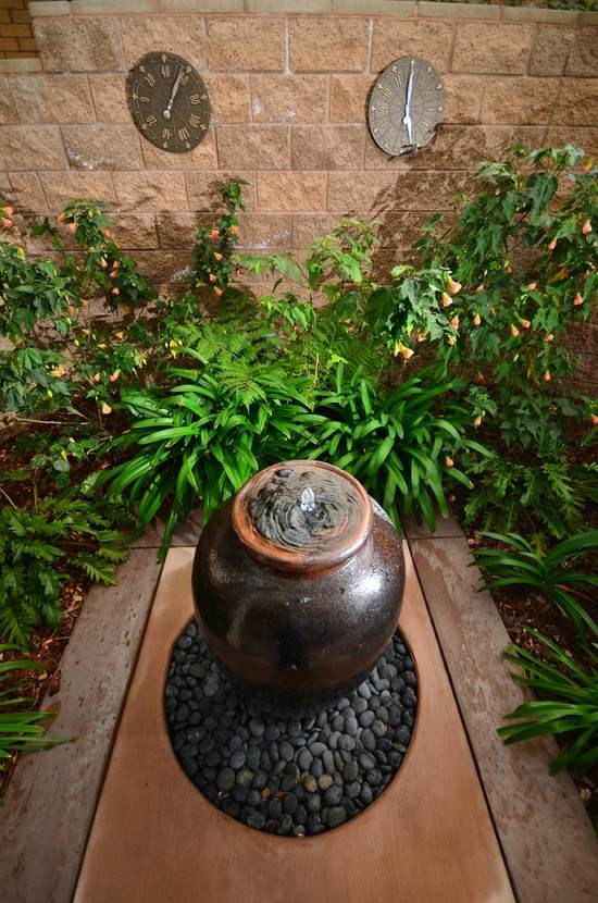 Kleingarten gestalten Urne Brunnen