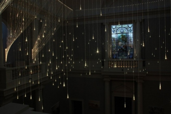 Kunst-Installation Leuchtende-Regentropfen