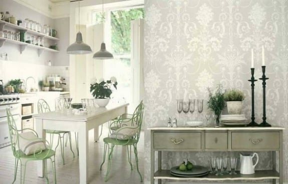 Küche Wandverkleidung Tapeten Metallstühle hellgrün