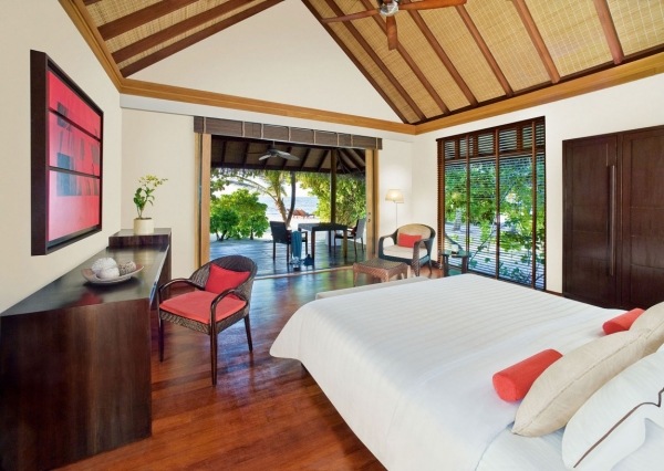 LUX Maldives ferienhäuser holzboden schlafzimmer