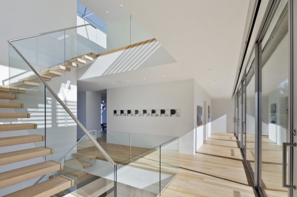 Lichtdurchflutetes Treppenhaus Designhaus-USA