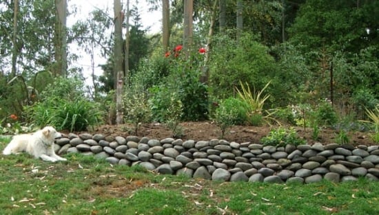 Mauer aus Naturstein-im Garten anlegen-Ideen