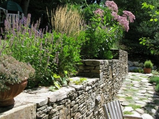 Mauern im Garten-aus Natur stein