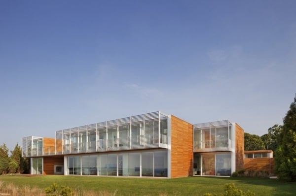 Modernes Massivhaus mit Flachdach-Fensterfronten
