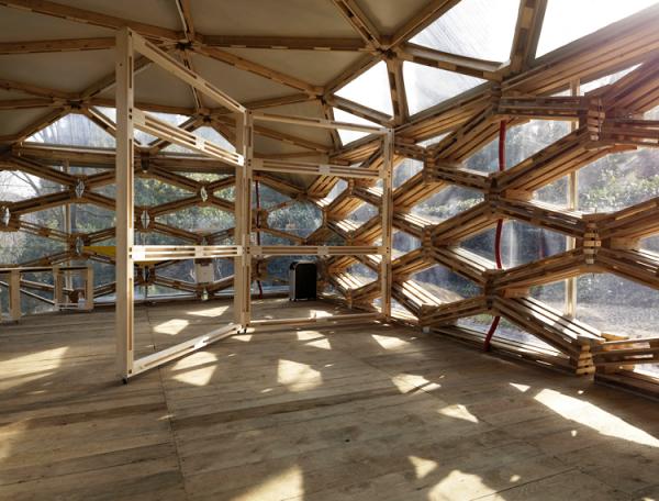 Pavillon aus recycelten Europaletten kunst installation