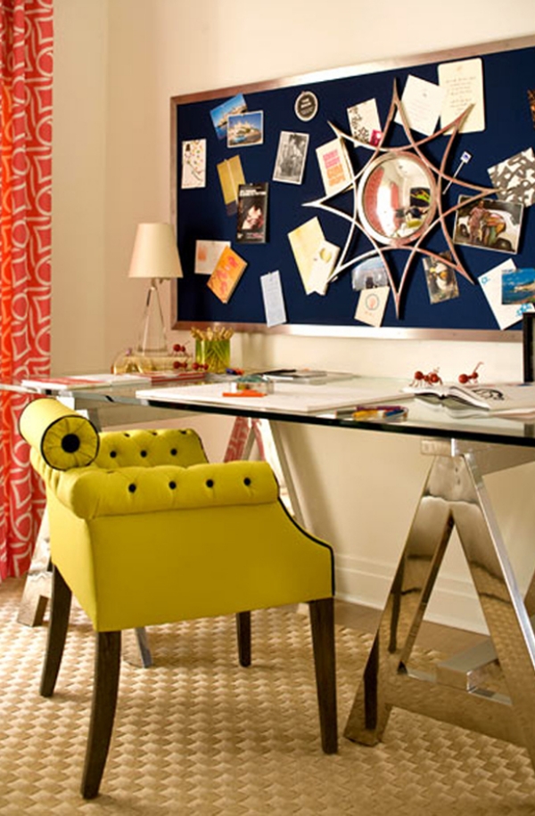 Pinnwand-im-Home-Office-blau-wandspiegel-gelber-sessel