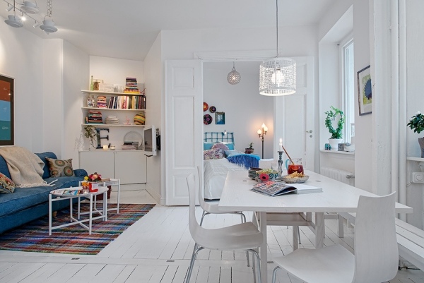 Schwedische Wohnung-schlichte Möbeldesigns weiß