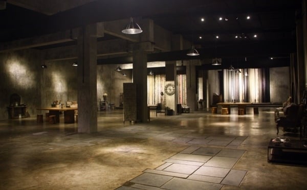 Showroom Interieur Design bodenbelag stein beton beleuchtung
